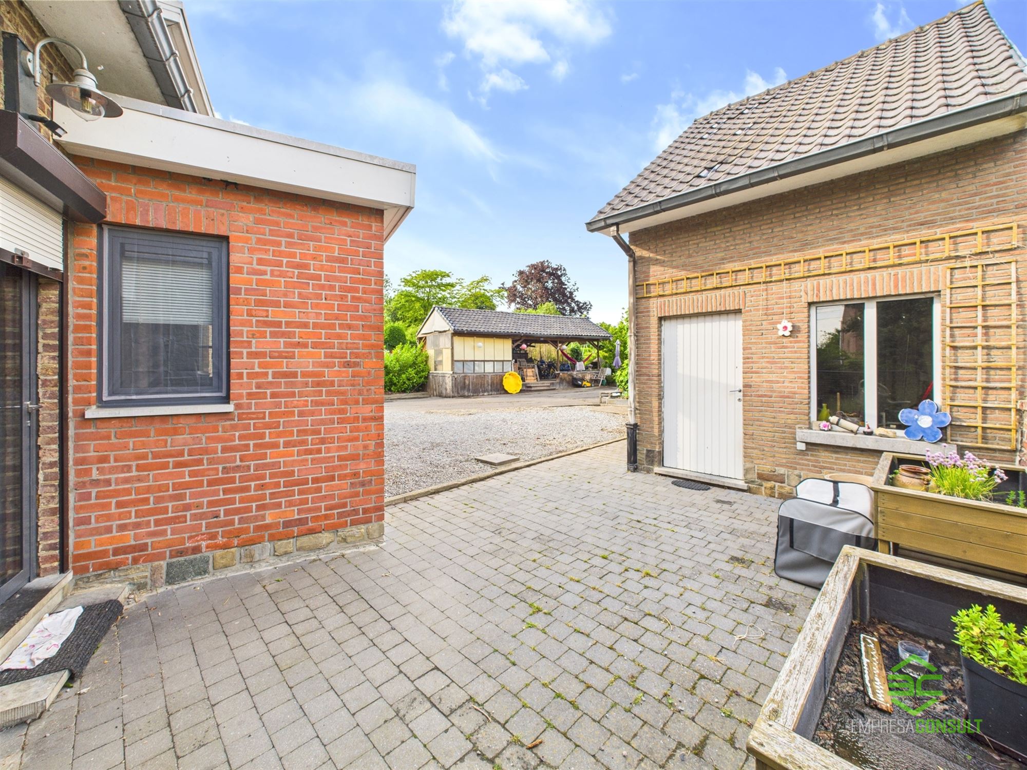 Ruime gezinswoning met achtergelegen studio op 14a 18ca! foto 22