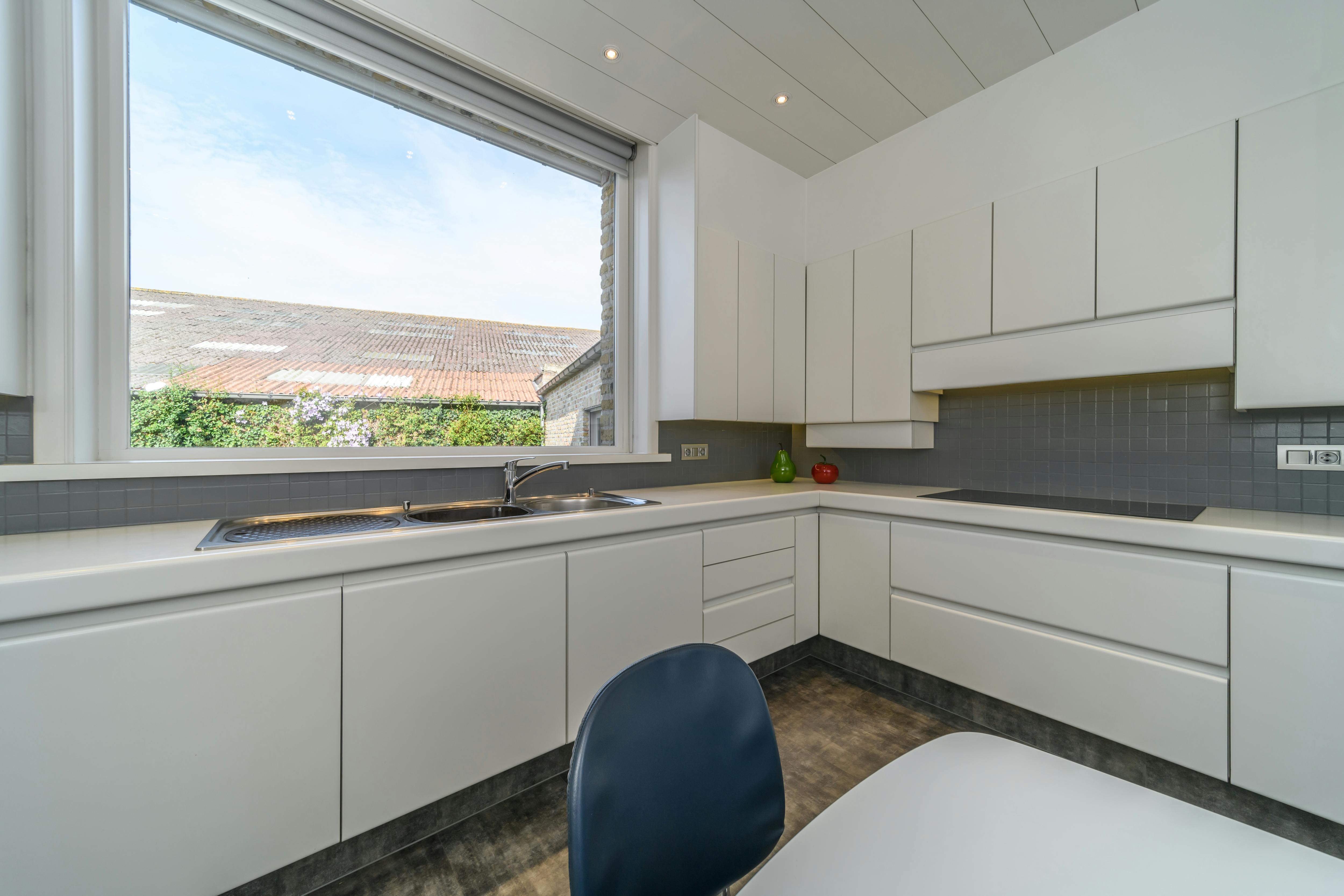 Herenhuis met ruime garage te koop in Izenberge. foto 17