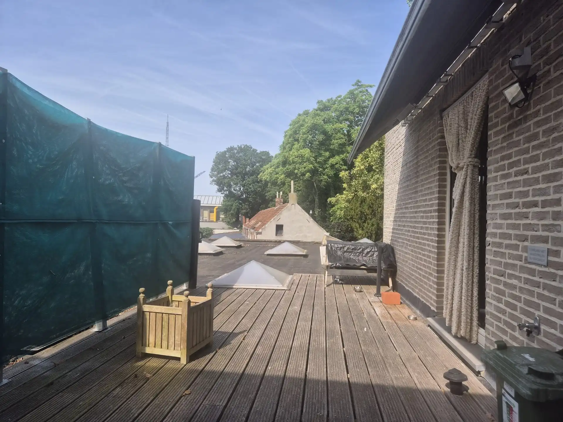 Instapklaar lichtrijk appartement met dakterras boven bakkerij “Hoste”. foto 11