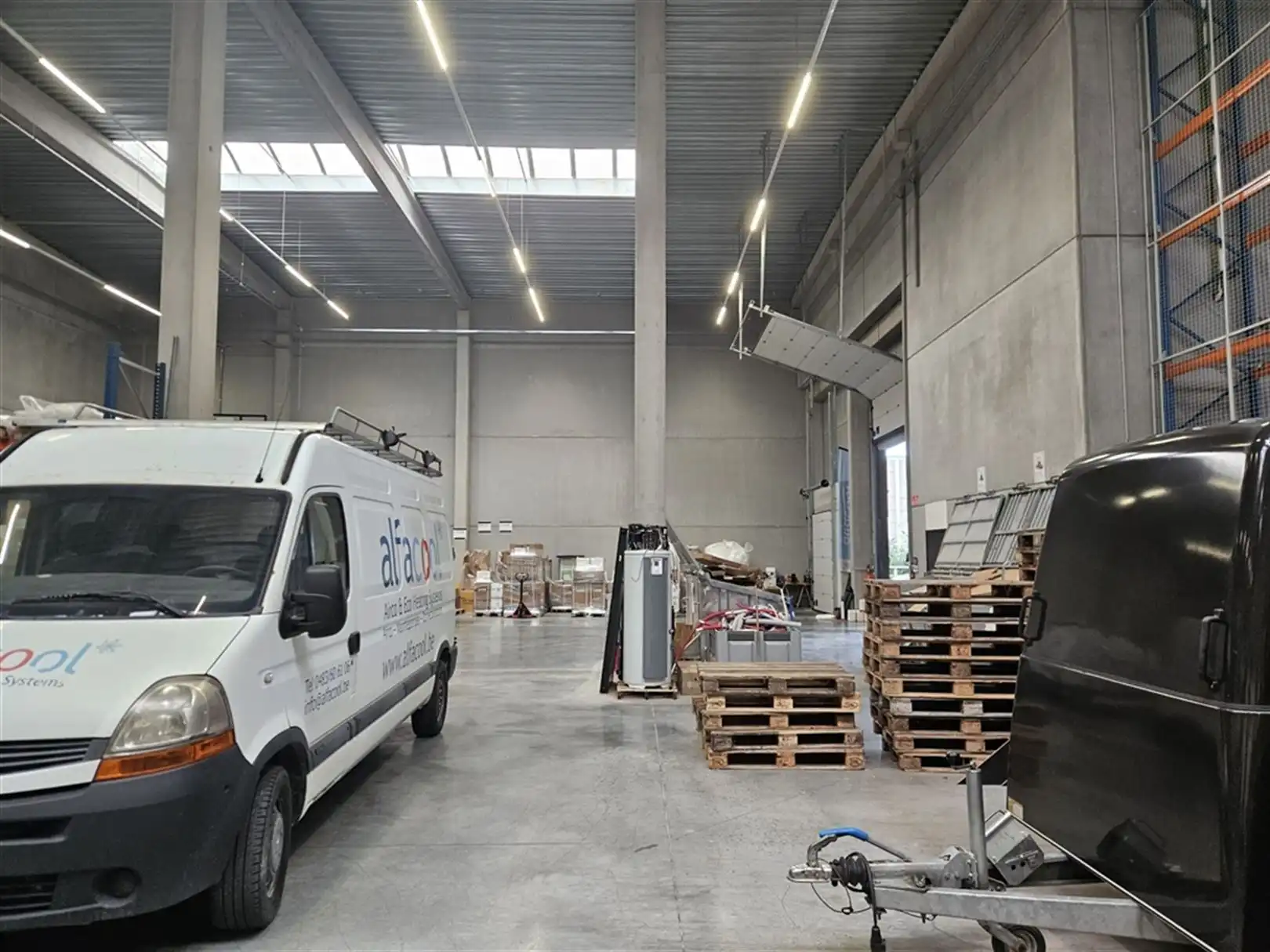 Magazijn met ingerichte kantoren foto 7