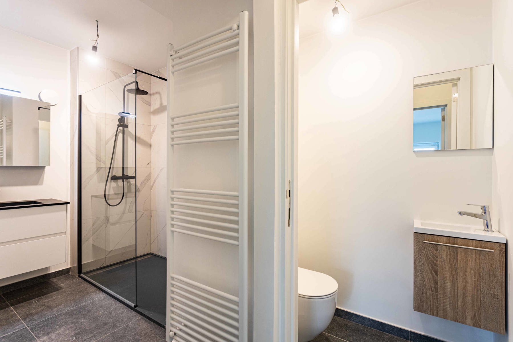 Erg ruim appartement met groot terras! foto 10