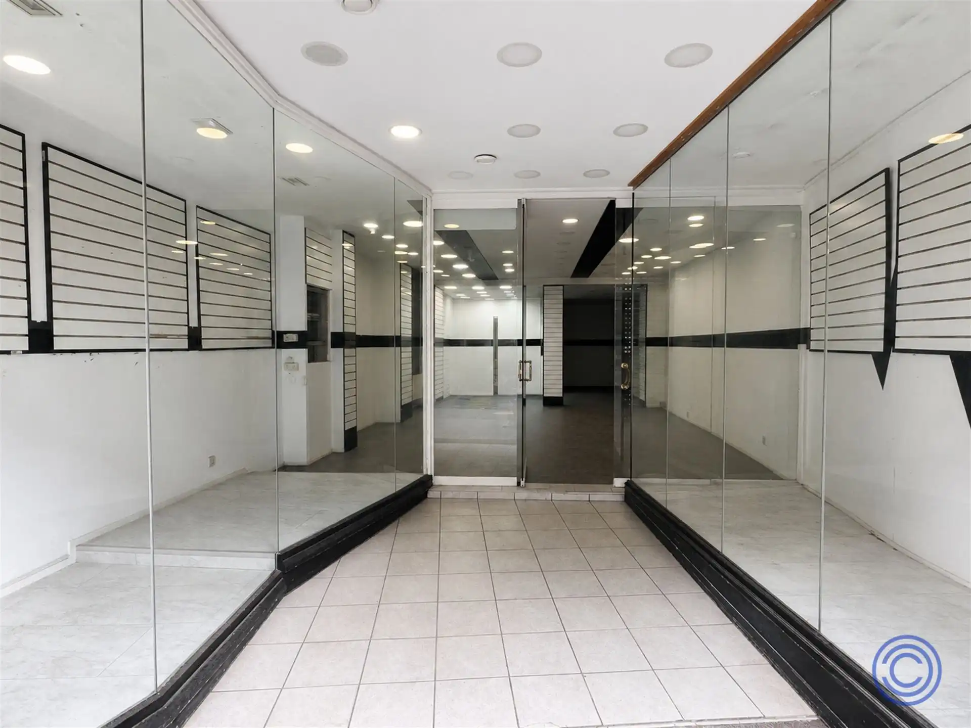 Handelspand ca. 170m² met grote etalage en onderkeldering! foto 2