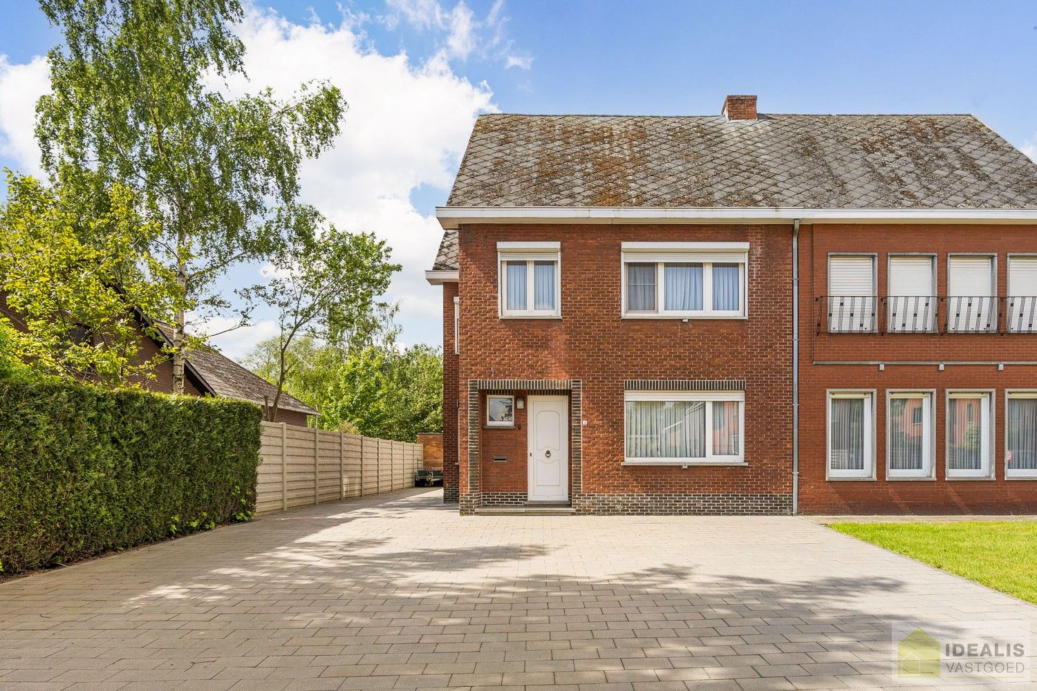 IDEALIS VASTGOED – RECENT GERENOVEERDE WONING (2021) OP EEN PERCEEL VAN MAAR LIEFST 8A92CA OP EEN ZEER GUNSTIGE LOCATIE! Deze ruime woning met een netto bewoonbare oppervlakte van +- 170m² bevindt zich langs de Paalseweg in Hulst, deelgemeente van Tessenderlo-Ham. Naast de perfecte ligging is het een prachtig afgewerkte woning met een royale leefruimte, zeer ruime open keuken, 3 slaapkamers en badkamer. Een uniek aanbod voor wie op zoek is naar een volledig gerenoveerde instapklare woning. foto {{pictureIndex}}