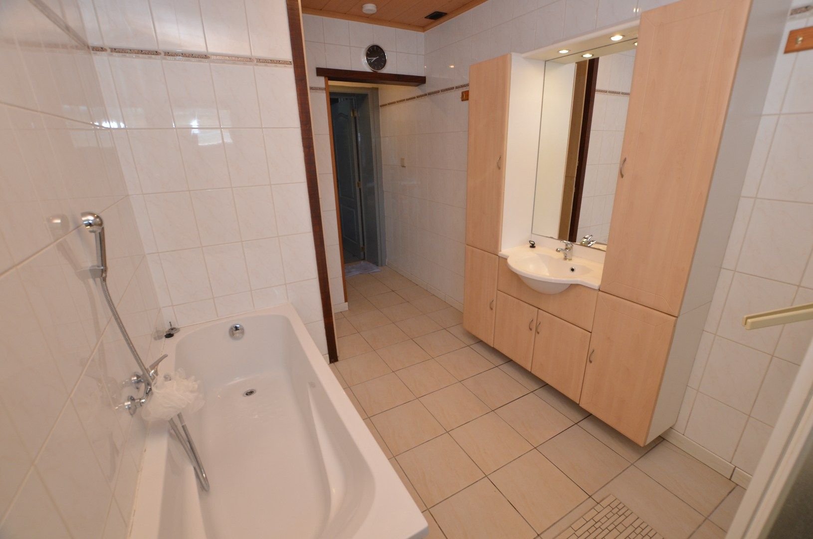 Ruim woonhuis met garage foto 11