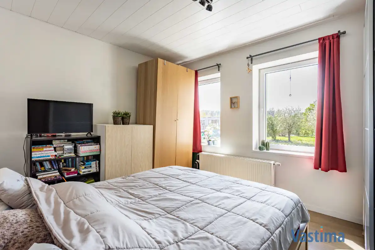 Energiezuinige en instapklare starterswoning met 2 slaapkamers in hartje Erembodegem foto 11