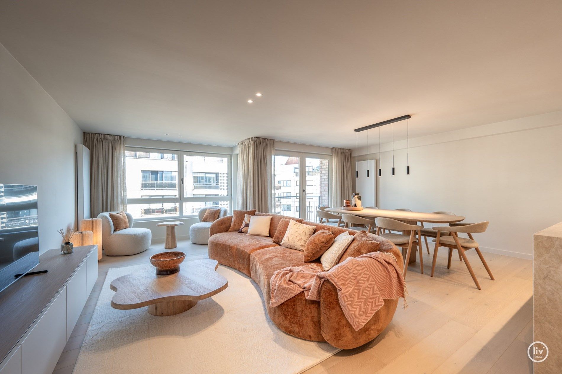 Uniek gerenoveerd appartement met een prachtige gevelbreedte centraal gelegen op de Lippenslaan te Knokke.  foto {{pictureIndex}}