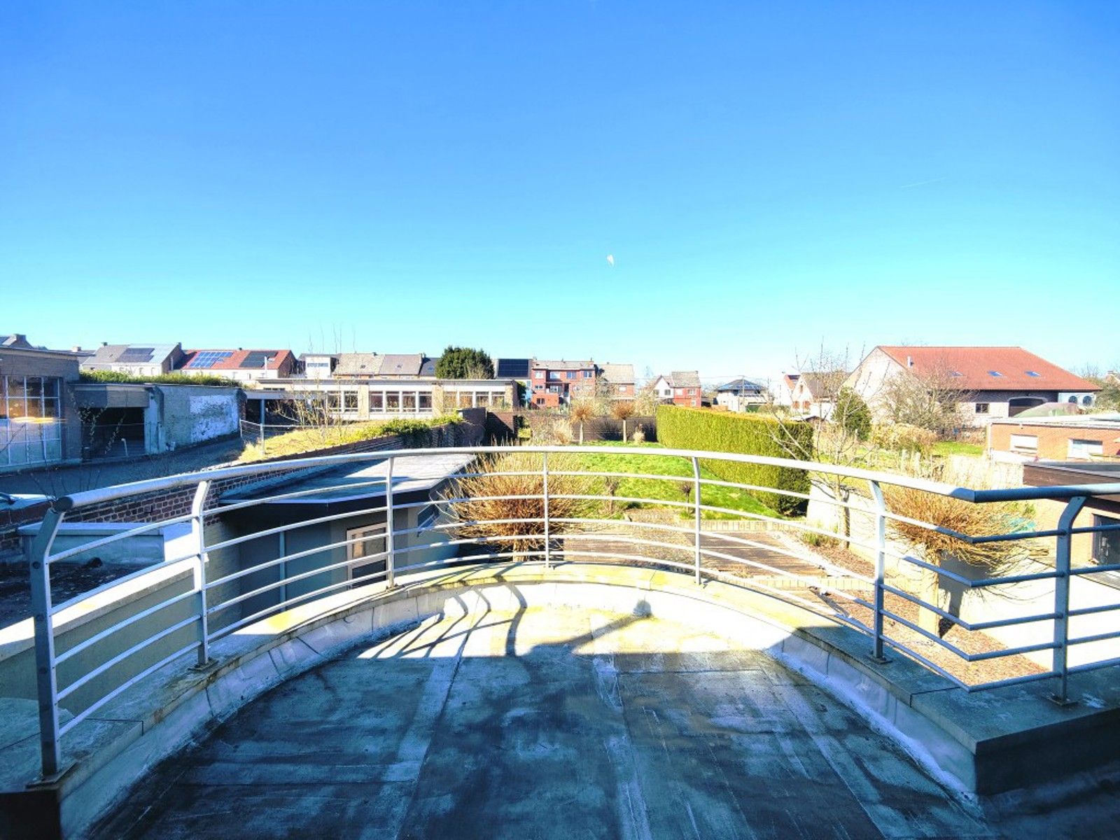 Ruim multifunctioneel pand met tuin foto 29
