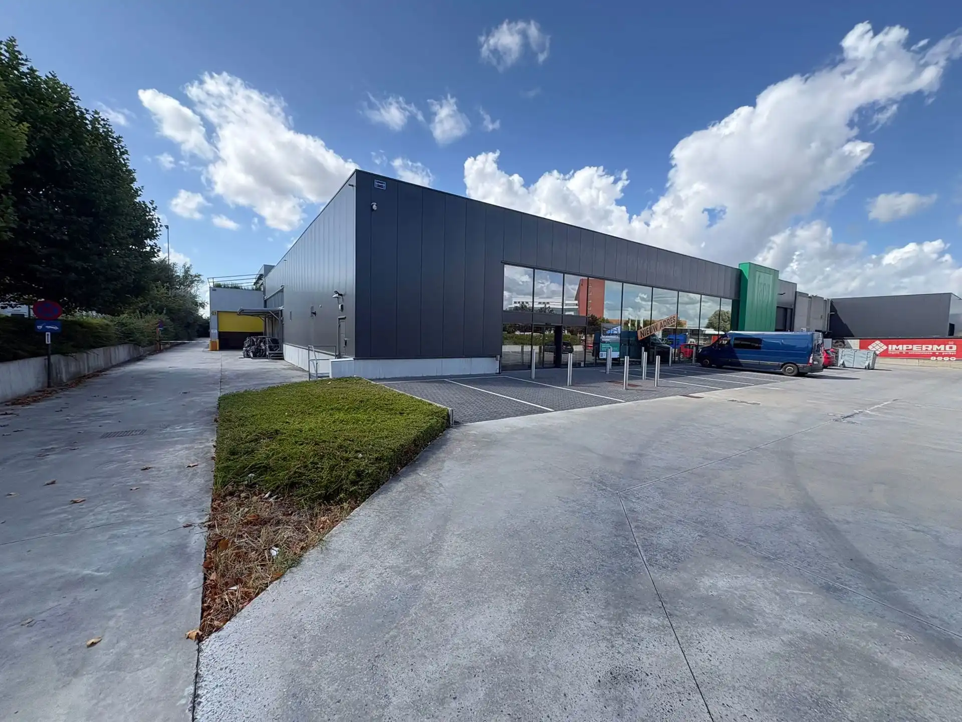 Bedrijfsgebouw van ca. 1.543 m² met 22 parkeerplaatsen foto 2