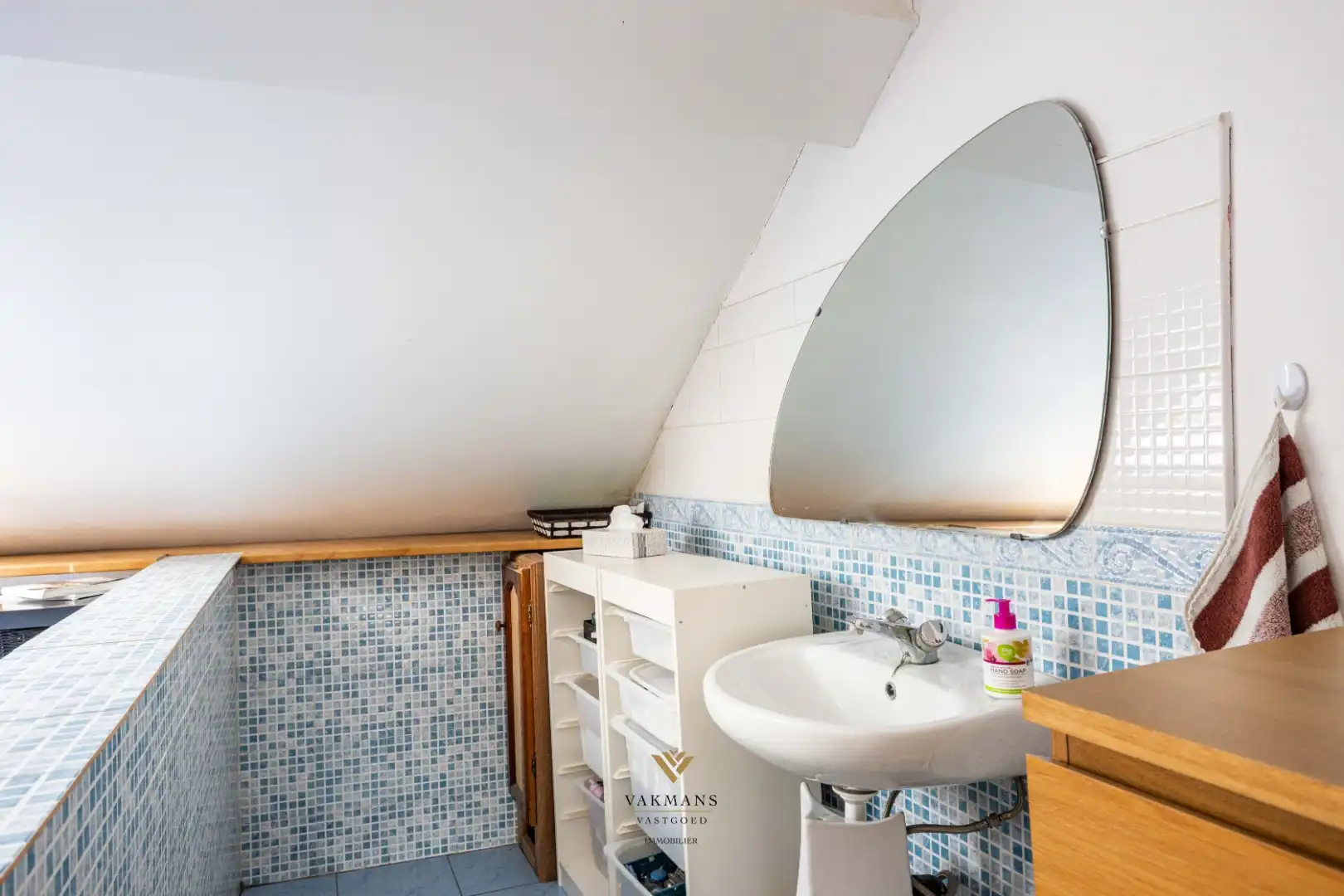 Ruime gezinswoning met 4 slaapkamers, tuin en eigen parkeerplaats. foto 24