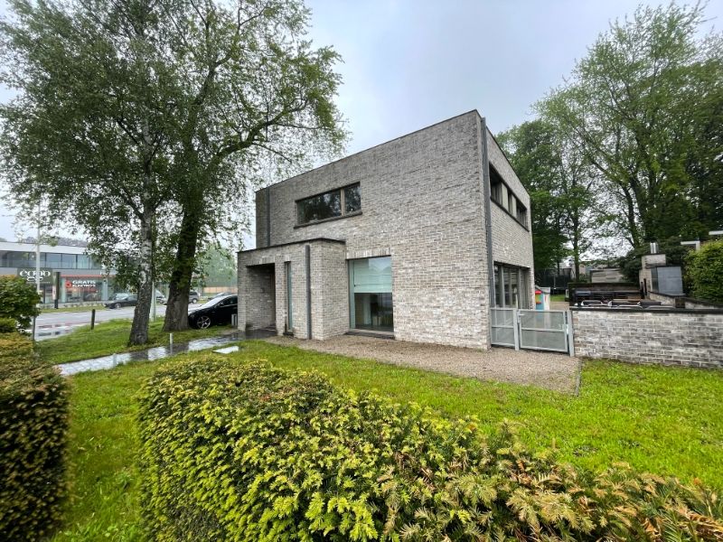 Moderne energiezuinige woning met mooie tuin en garage foto {{pictureIndex}}