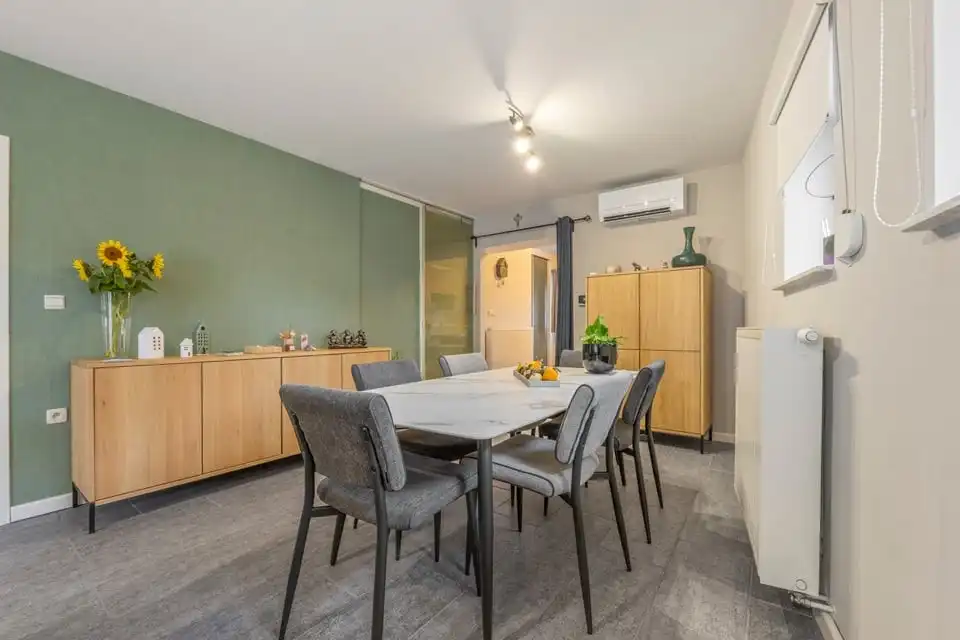 INSTAPKLARE HALFOPEN BEBOUWING MET ZONNEPANELEN EN TERRAS IN TONGEREN foto 6