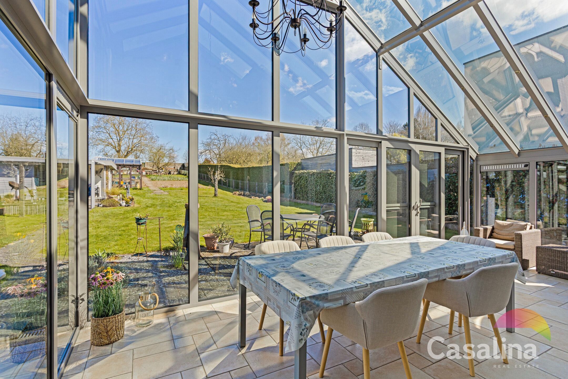 4-gevel woning met een prachtige tuin foto {{pictureIndex}}