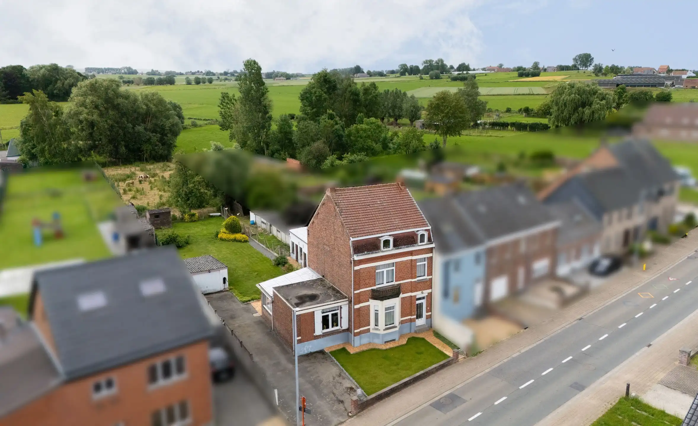 Charmante herenwoning met authentieke elementen, grote tuin en weide op 17a 70ca foto 2