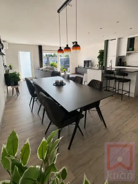 Volledig instapklaar gelijkvloers appartement met 2 slaapkamers, ruime tuin én garagebox foto {{pictureIndex}}