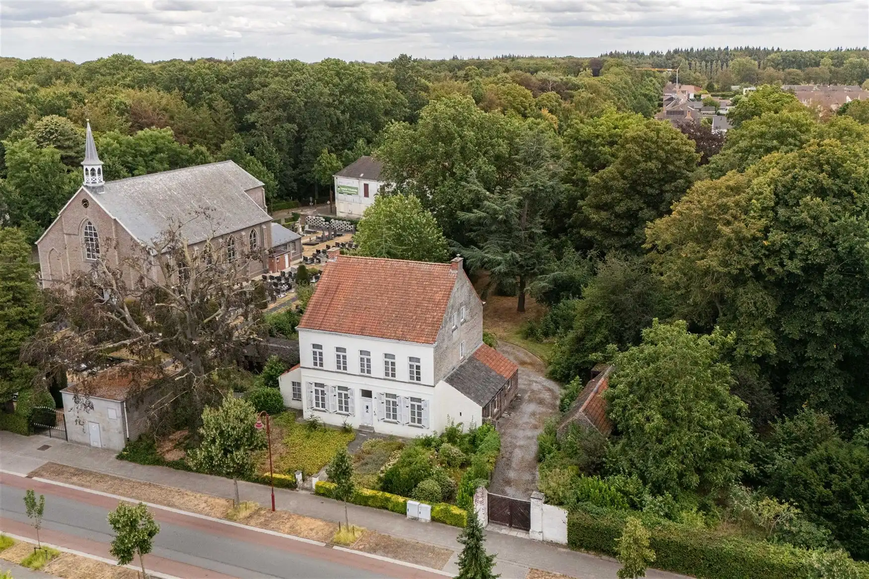 Historische pastorijwoning op een domein van 4.333 m² foto 2