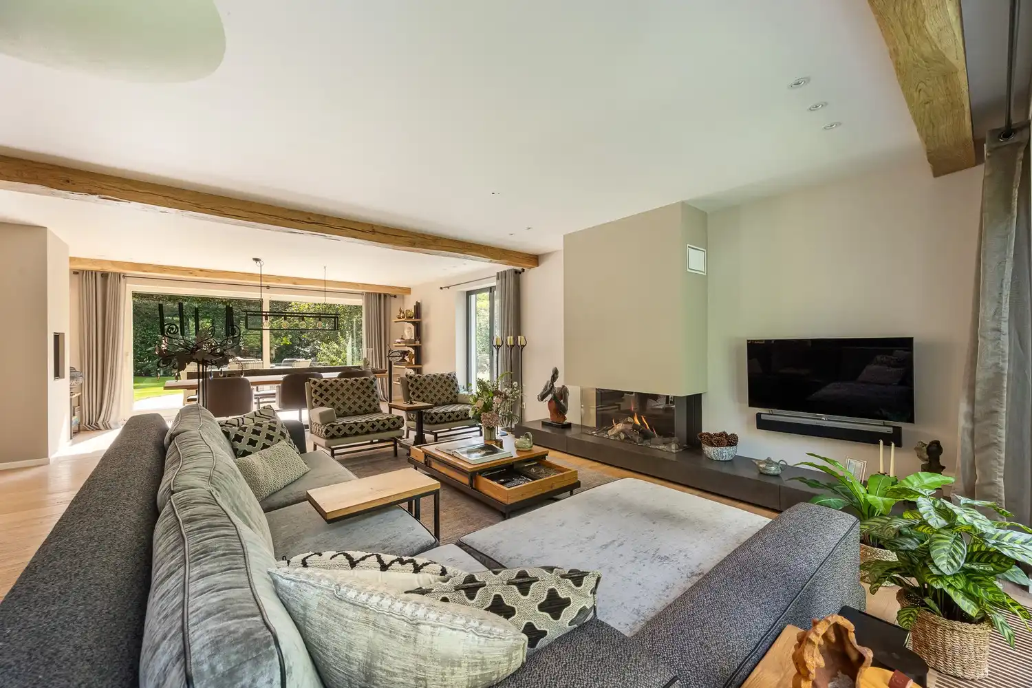 Modern gerenoveerde villa in doodlopende straat foto 6