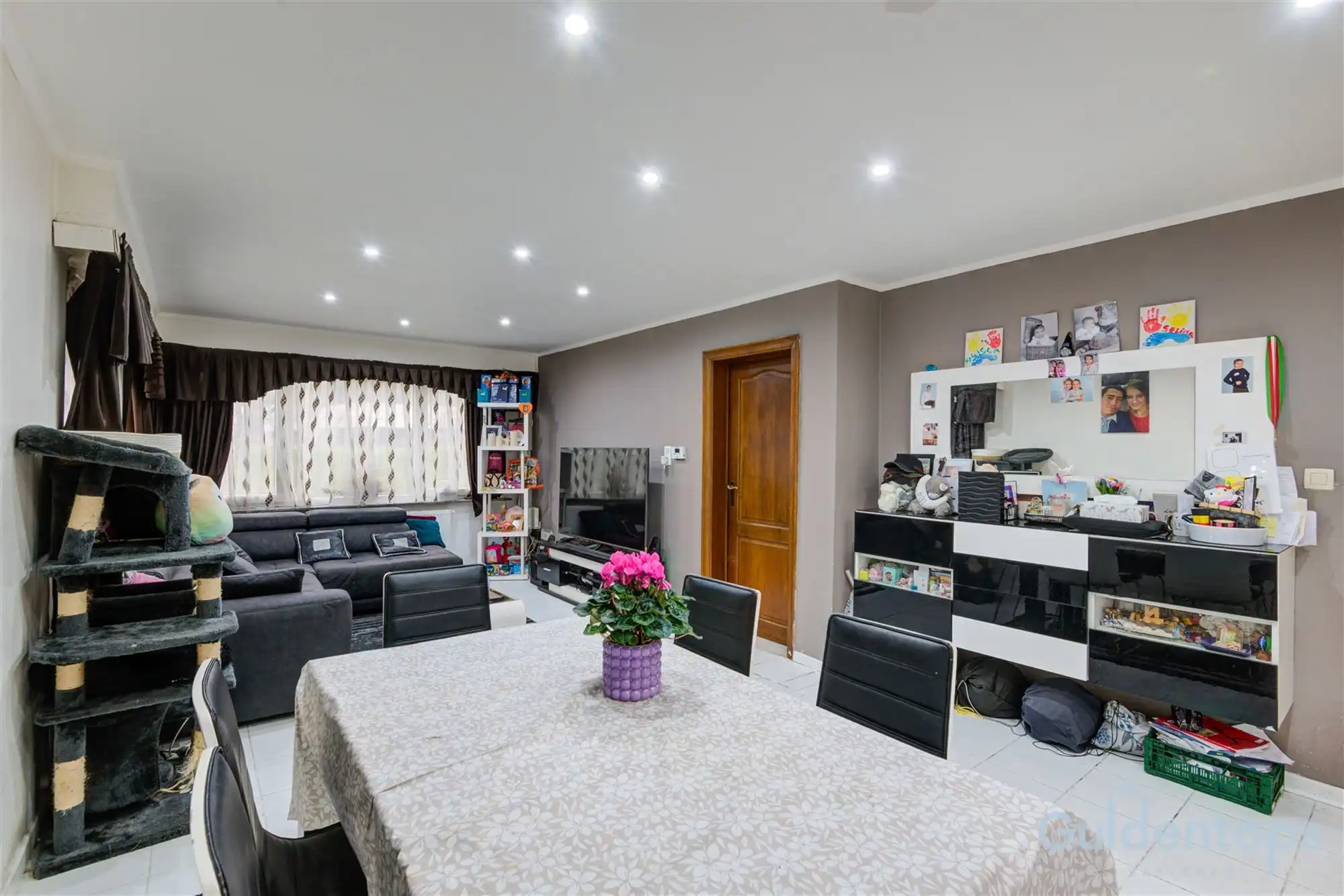 half open woning op ruim perceel foto 7