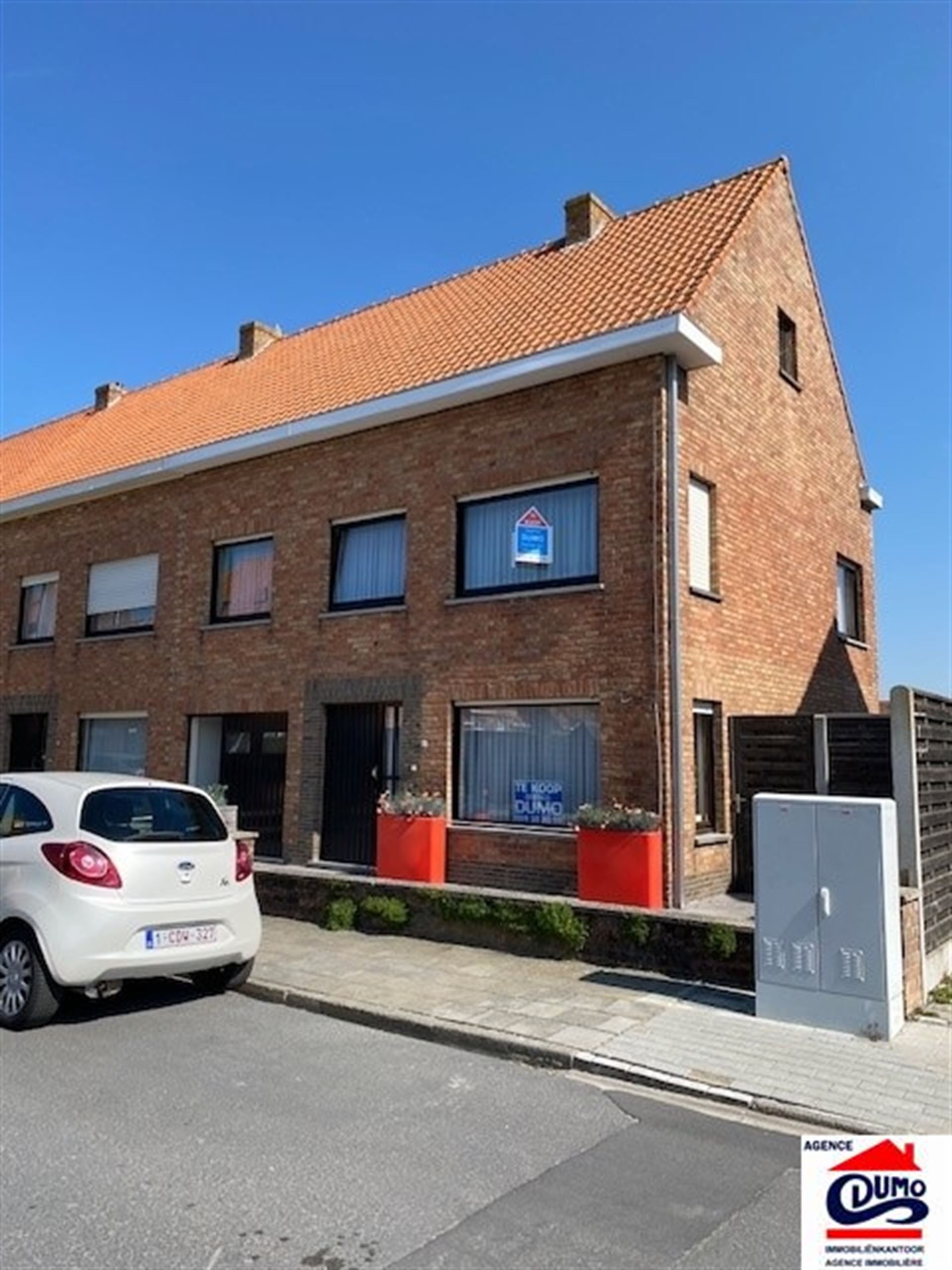 Hoofdfoto van de publicatie: Goed gelegen half open bebouwing met 4 slaapkamers en garage