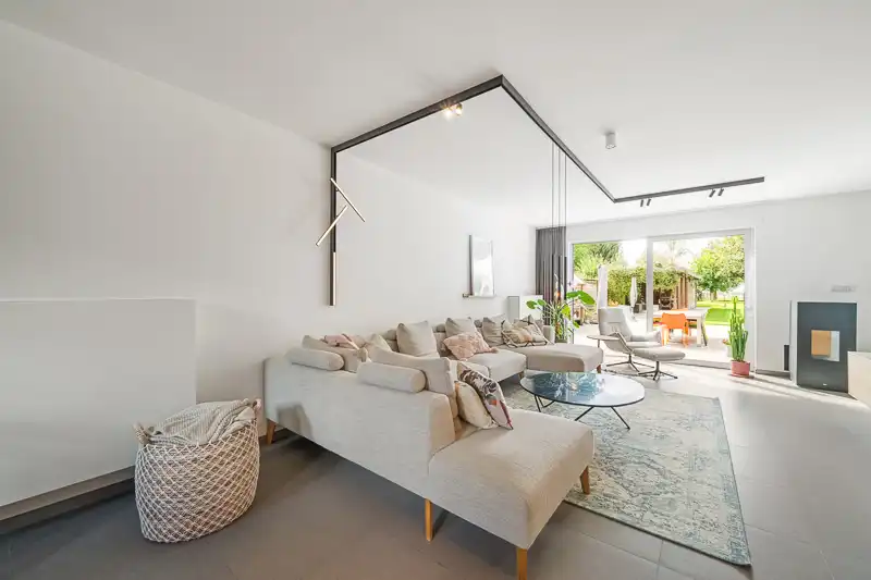Hooglede – Verrassend ruime tussenwoning met villa-allures op 1.218 m² foto 2