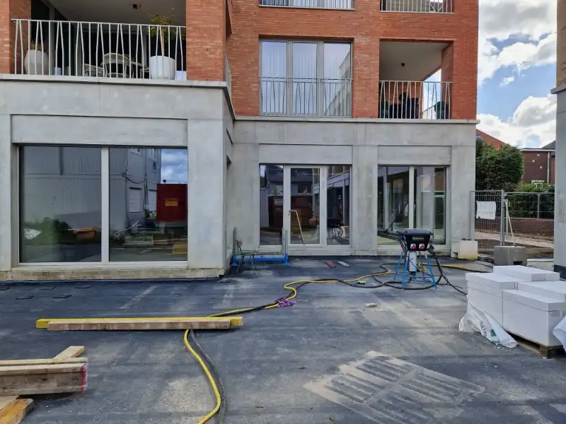 Centraal gelegen nieuwbouw handelsgelijkvloers (160m²) met gezellig terras (130m²) op een TOPlocatie! foto 5