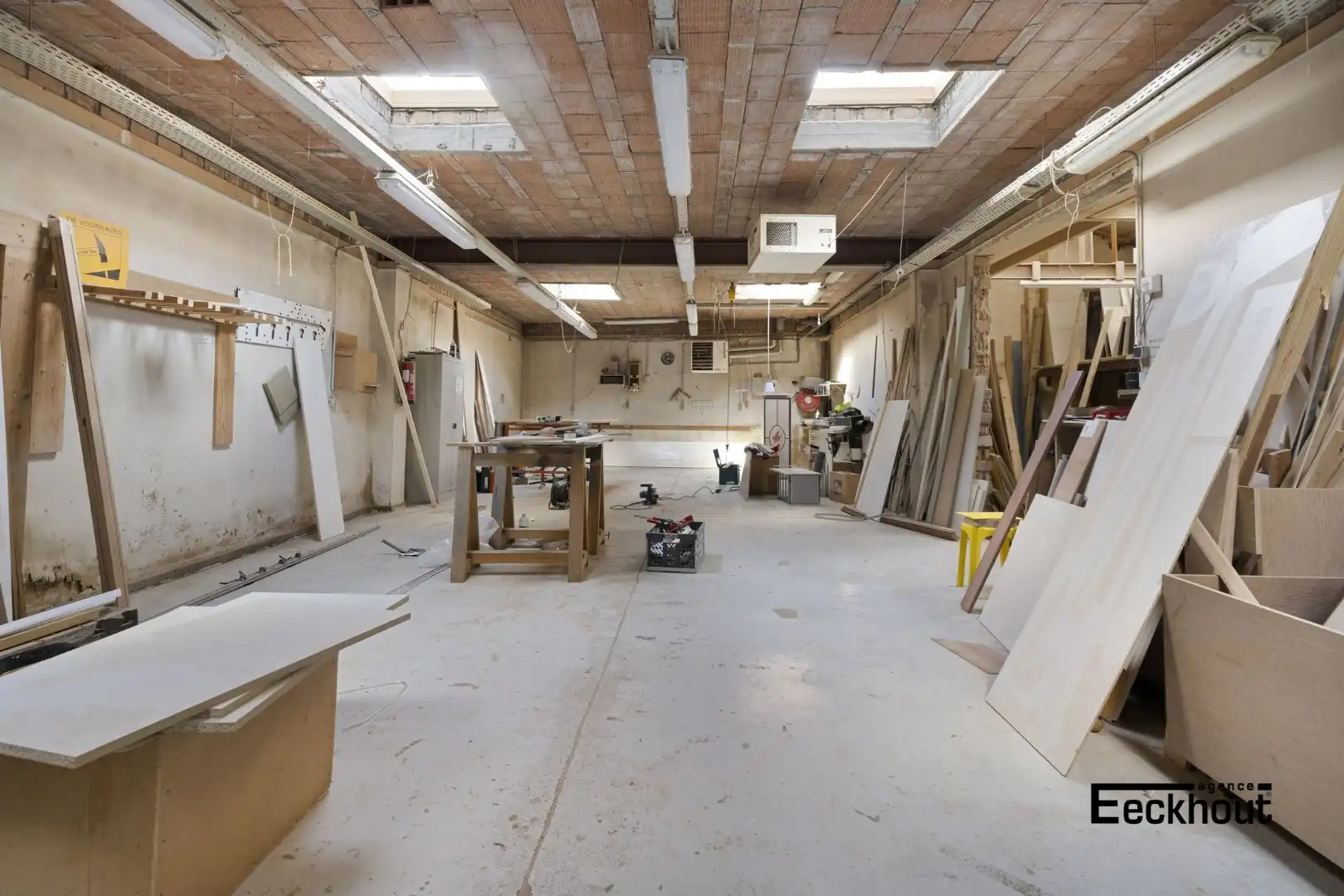 Zeer ruim (445 m²) handelspand met magazijn met tal van mogelijkheden in de Vuurtorenwijk te Oostende! foto 12