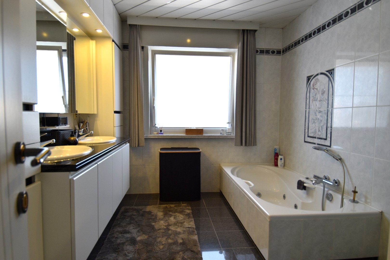 Instapklare villa met 5 slaapkamers én grote handelsruimte te koop in Gullegem foto 11