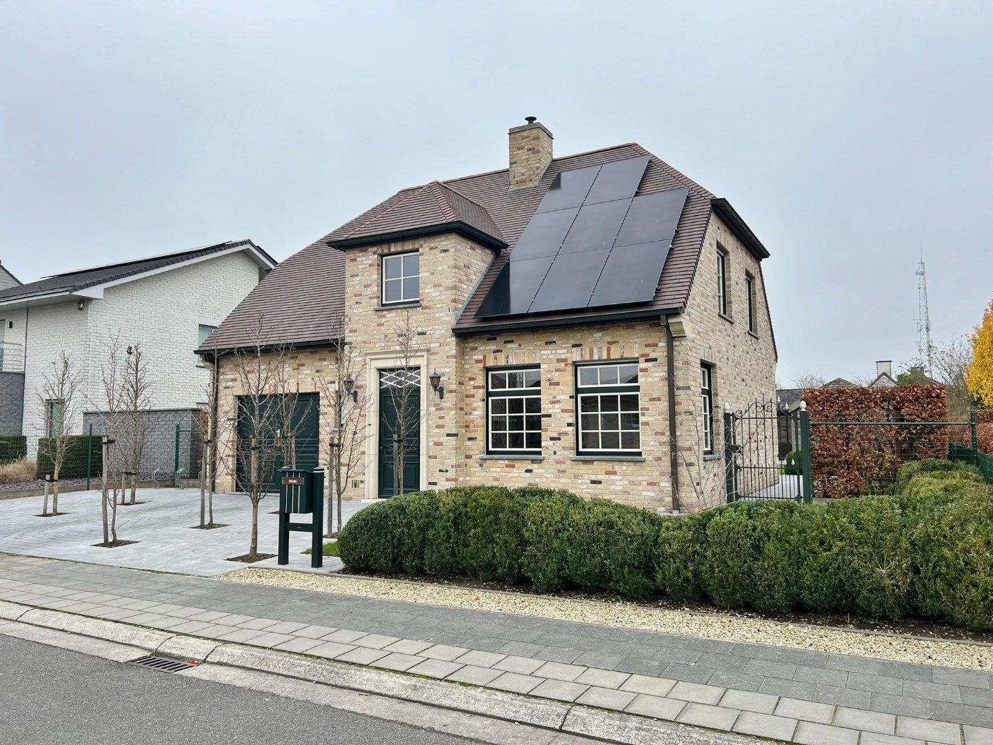 Perfect onderhouden villa met garage, zonnige tuin en bijhuis met sauna.  foto 2