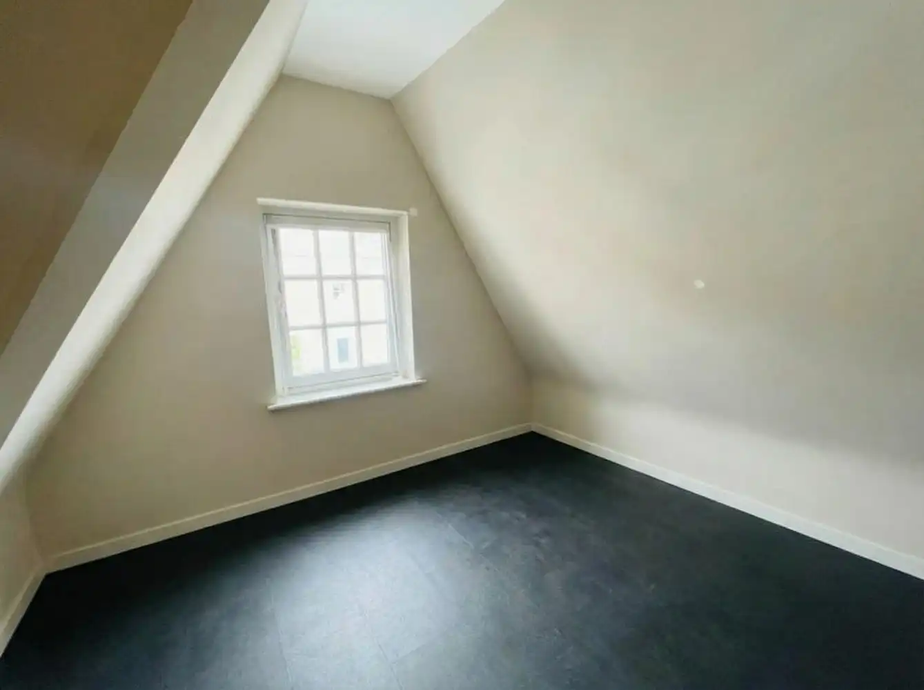 Brugge centrum, aan de Noordzandstraat, vlakbij alle winkels 'tZand  UITZONDERLIJK RUIM WOONHUIS /APPARTEMENT  MET HUISLIFT , 4 slaapkamers + bureau , living van 65m², modern ingerichte grote eet en kookkeuken Zalig wonen!  living van 65m²en zuidgericht terrasZlit terras van 65 m², volledig ingerichte eet-en kookkeuken van 34m²,  grote fietsenberging foto 15