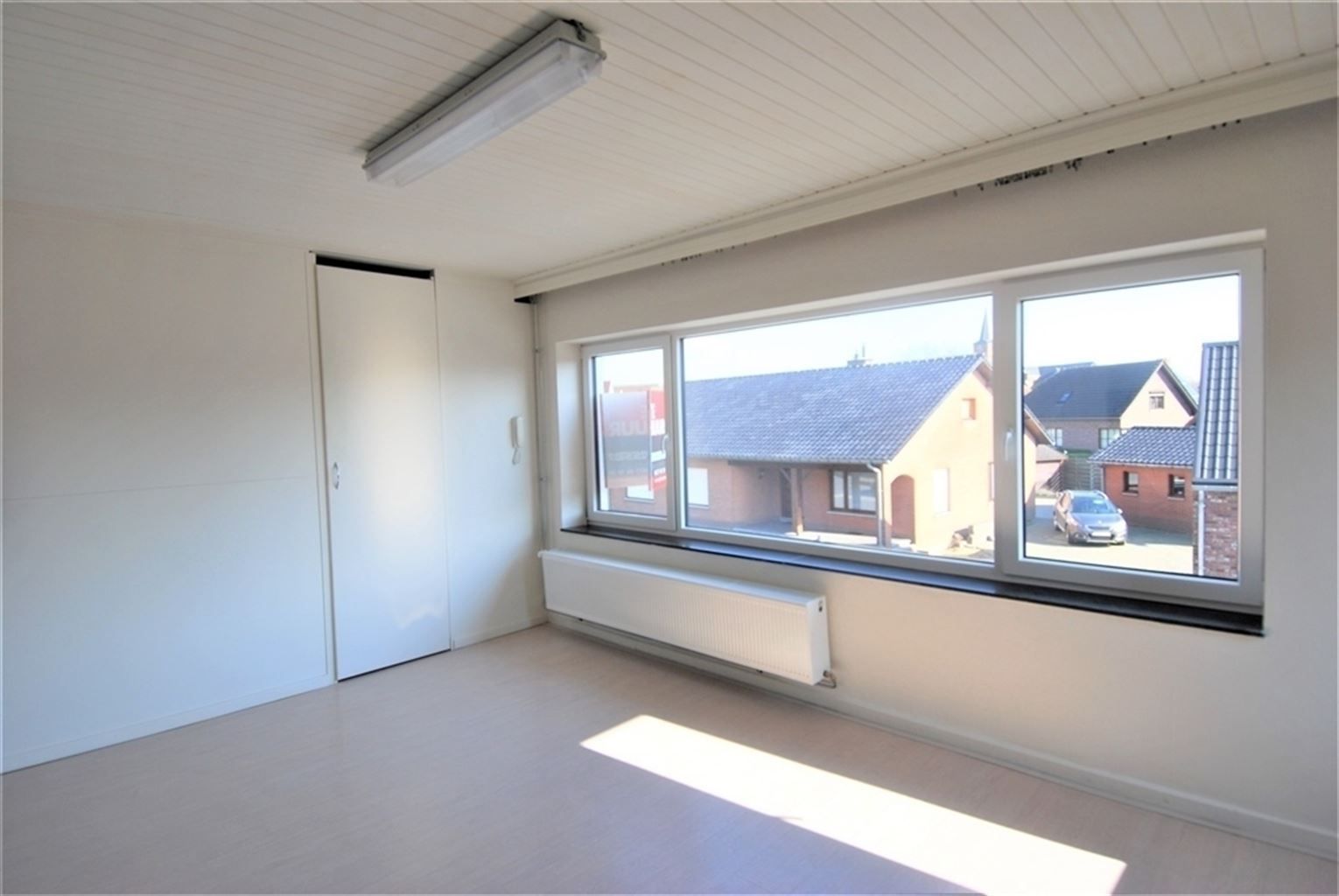 Gezellig appartement met 2 slaapkamers en ruim, zuid-gericht terras en garage, gelegen in het centrum van Kinrooi. foto 8
