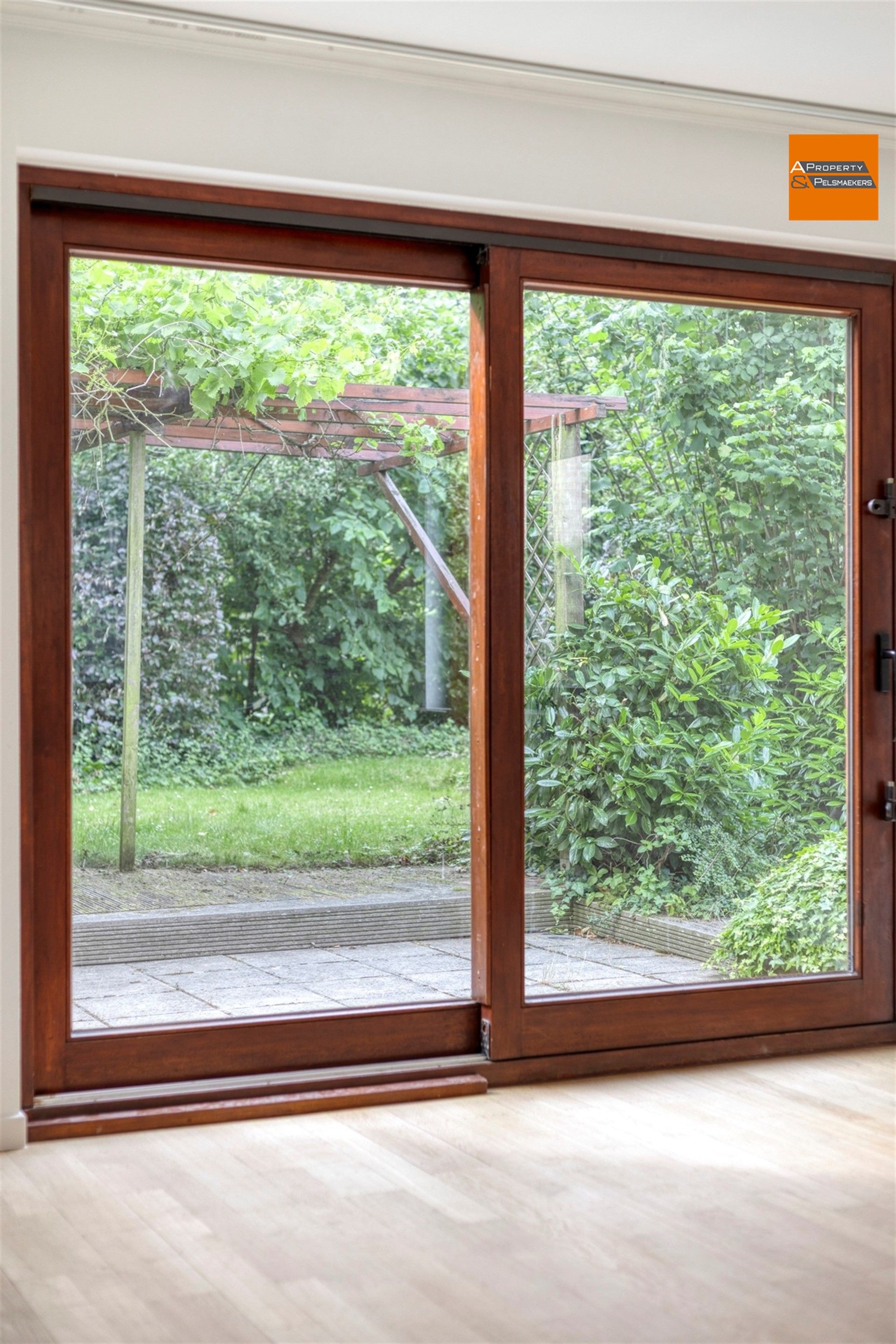 2 slaapkamers appartement met grote tuin foto 4