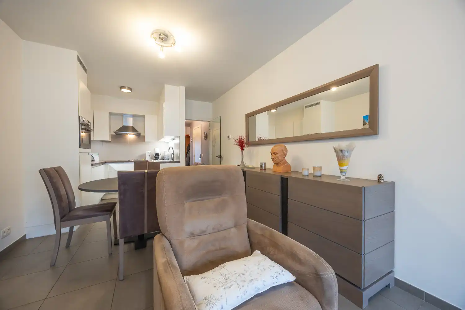 Instapklaar gelijkvloers appartement met 2 slaapkamers en ruim terras in het centrum van Middelkerke foto 5