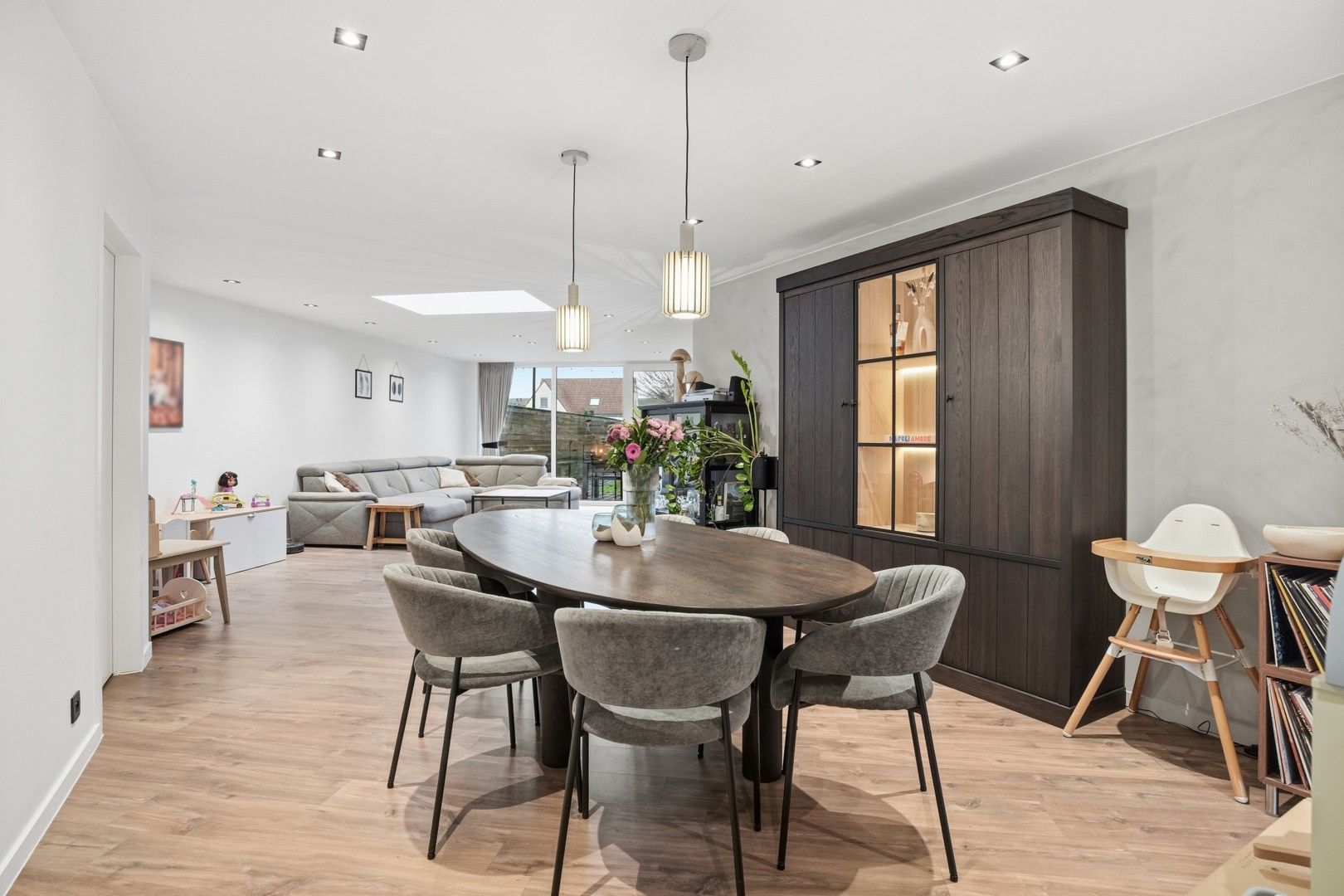 Halfopen bebouwing met uitweg en carport in het hartje van Zwevezele foto 4