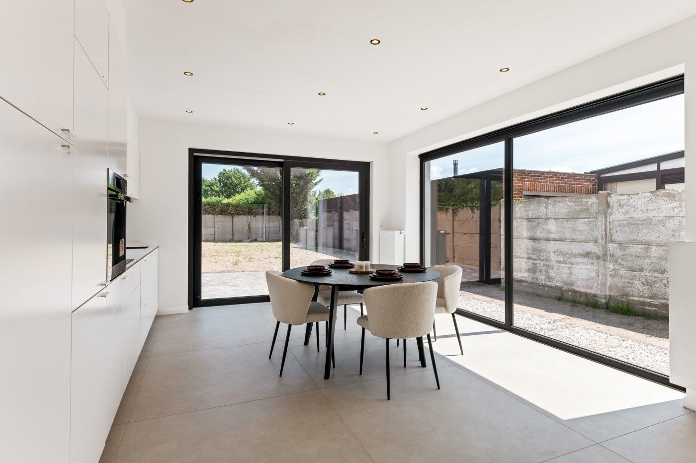 Prachtig gerenoveerde woning met 3 slpk., oprit en toffe tuin foto 9