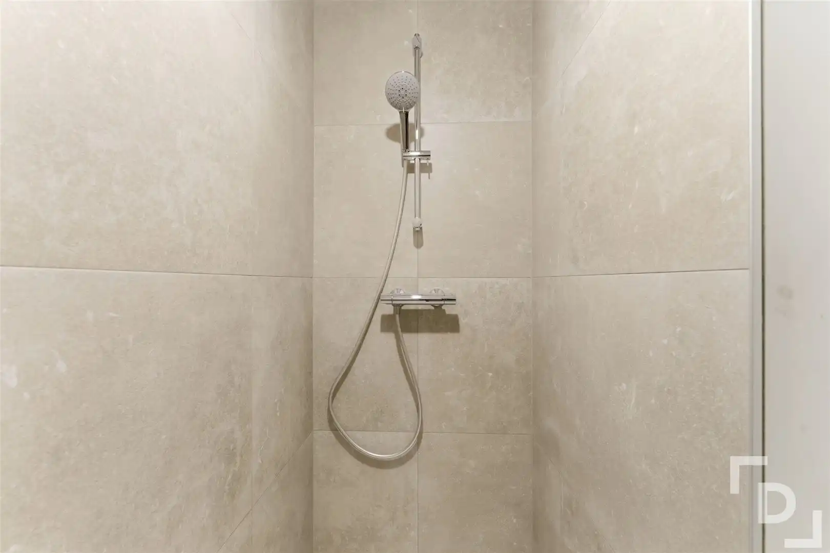 Instapklare nieuwbouwappartement te koop op toplocatie in centrum Ieper. foto 45