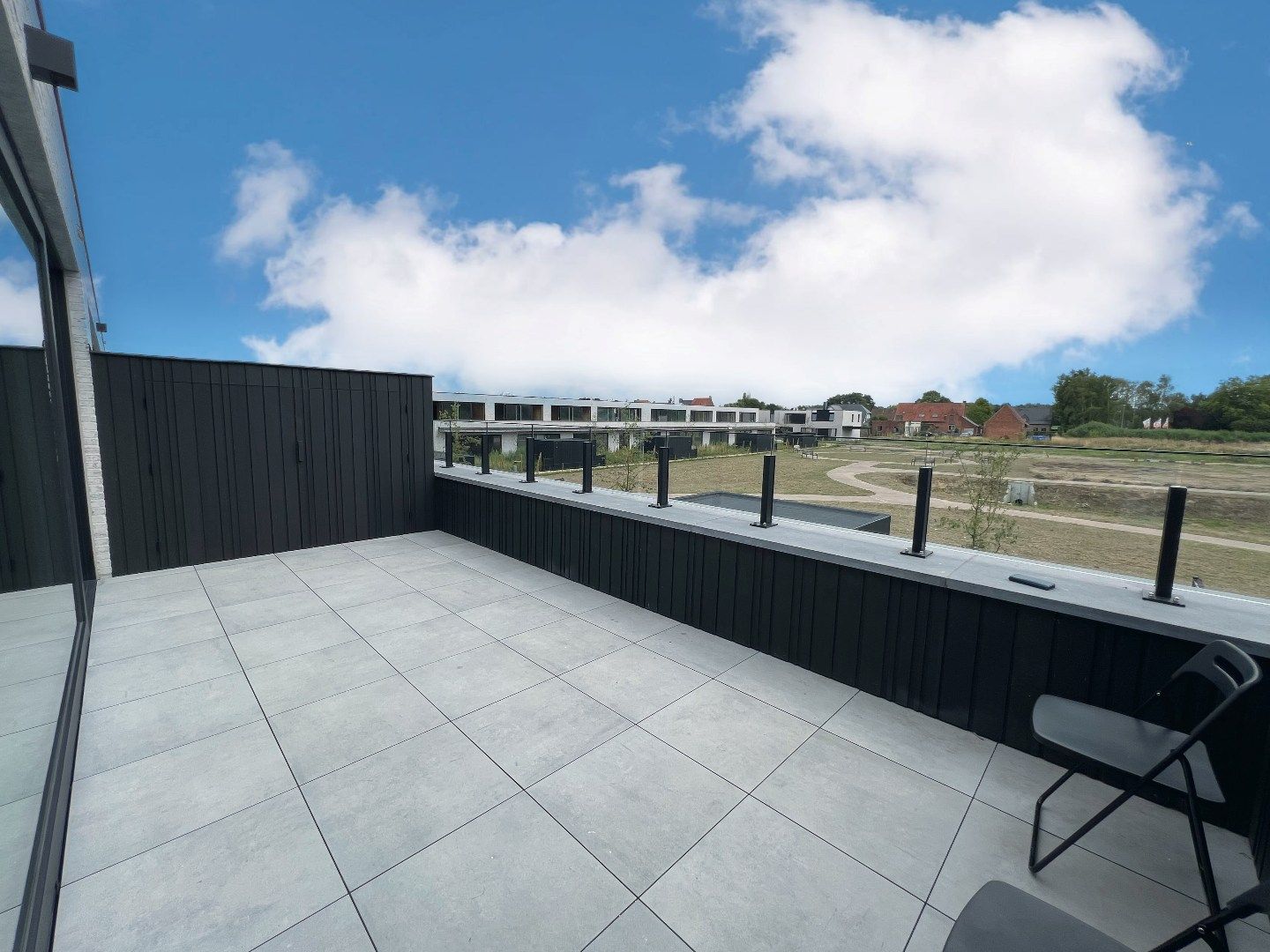 NIEUWBOUW APPARTEMENT MET 2 SLAAPKAMERS, TERRAS EN CARPORT IN IEPER foto 3