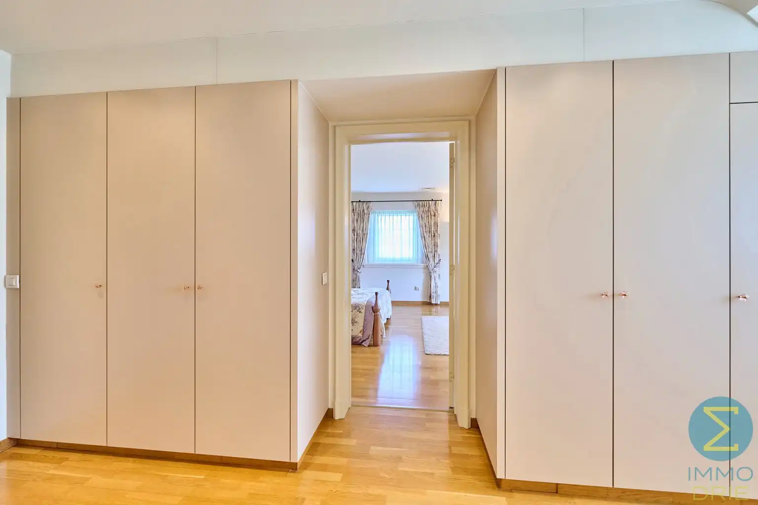 Exclusieve villa met bijgebouwen op 6.660m² grond foto 14