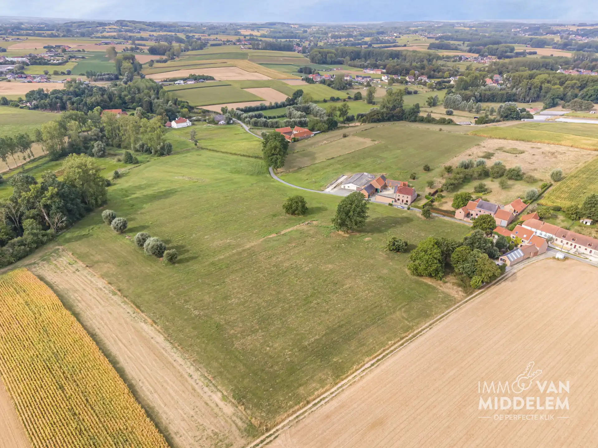 LANDELIJKE HOEVE MET BIJGEBOUWEN op ± 8,35 HECTAREN foto 3