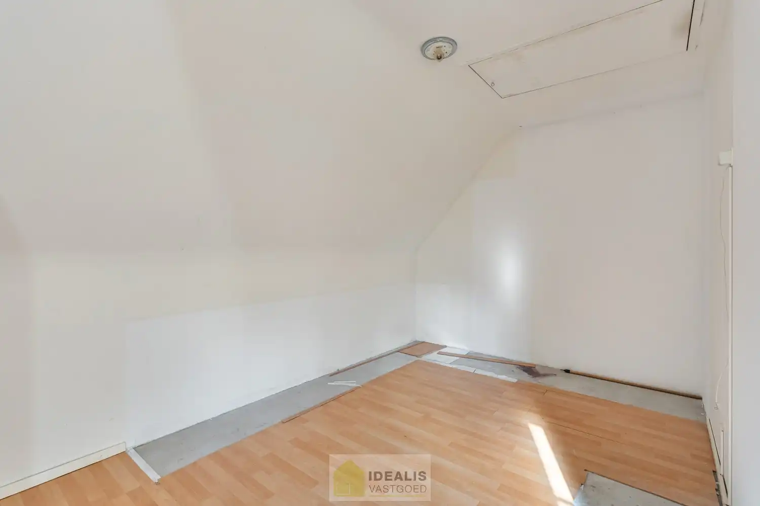 IDEALIS VASTGOED – HEDENDAAGSE EENGEZINSWONING OP RUSTIGE LOCATIE MET AANGELEGDE TUIN OP EEN KNAP PERCEEL (9A87CA) NABIJ HET CENTRUM VAN PELT – De woning omvat een heerlijke lichtrijke open leefruimte met aansluitend goed uitgeruste keuken, fijne wasplaats/berging, 4 royale slaapkamers en goed ingerichte badkamer. Een praktisch ingedeelde woning op een aangenaam en ruim perceel! foto 26