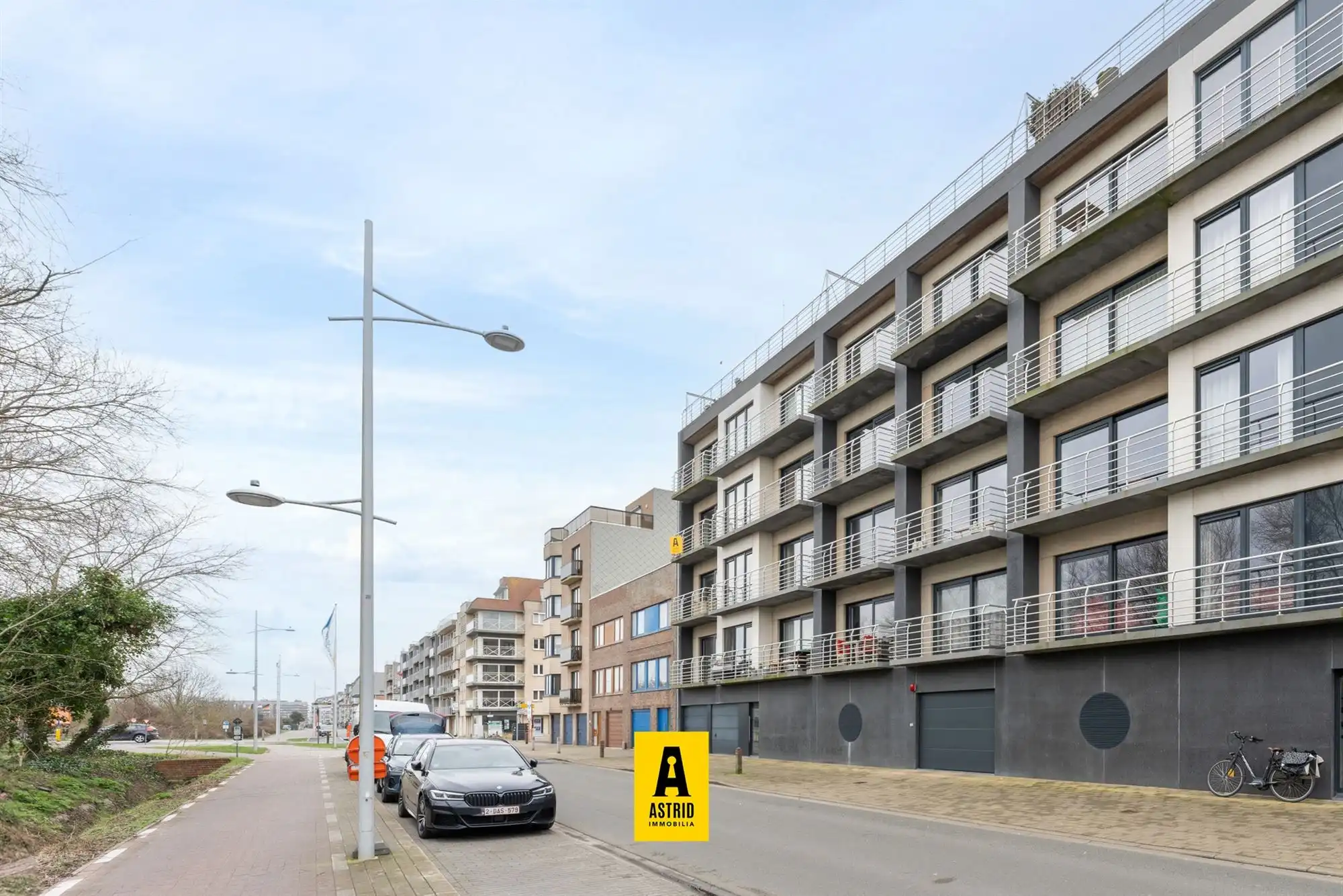 Gelijkvloerse dubbele garagebox in centrum Bredene-Duinen. foto {{pictureIndex}}