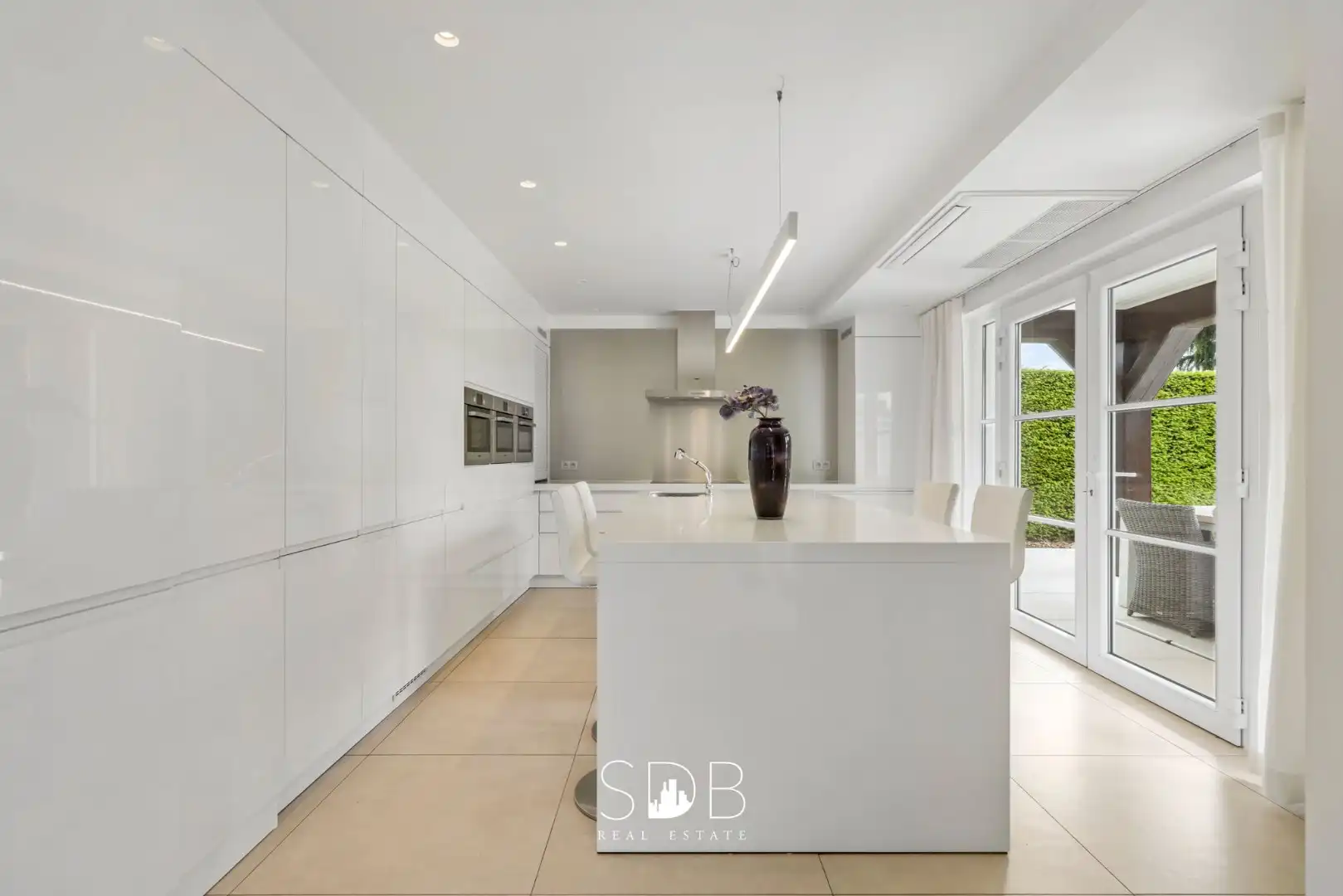 Prachtige villa met zwembad, paardenstallen, paddock en grasland op 1,3HA foto 13