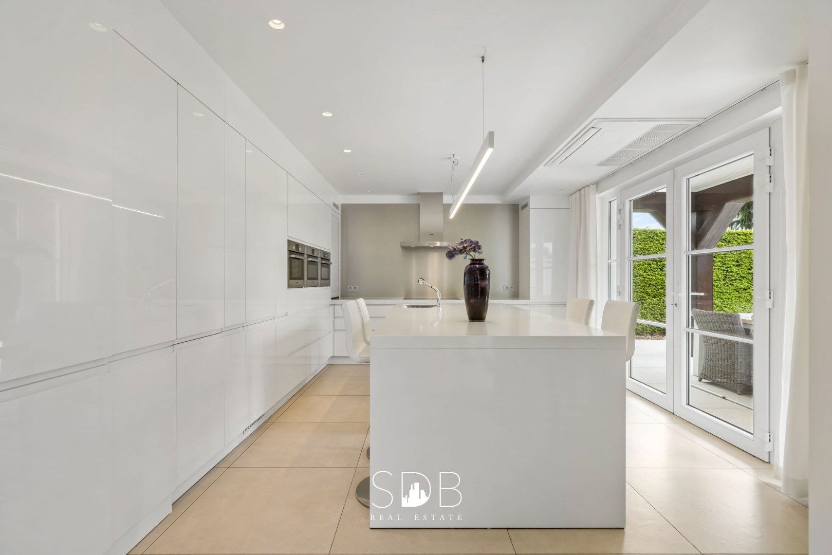 Prachtige villa met zwembad, paardenstallen, paddock en grasland op 1,3HA foto 13