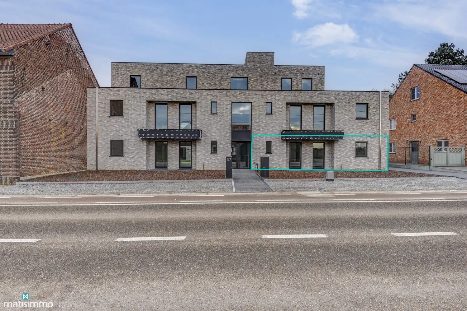 RUIM NIEUWBOUW APPARTEMENT MET 2 SLAAPKAMERS, TERRAS, GARAGE, AUTOSTAANPLAATS EN KELDERBERGING TE BEVERST foto {{pictureIndex}}