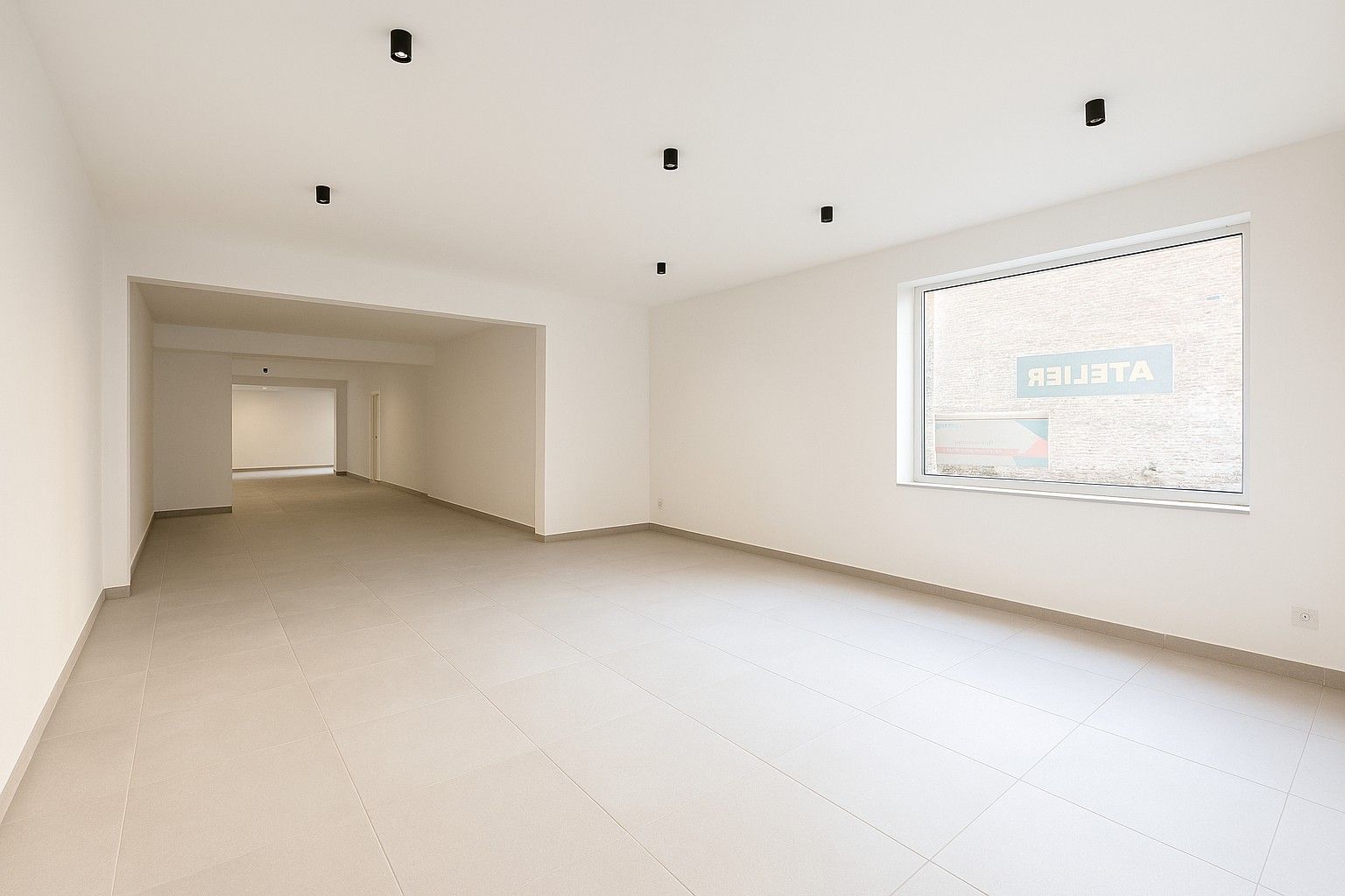 Volledige gerenoveerde (°2025) HANDELSRUIMTE (120m²) met veel lichtinval op hoekligging in het historisch centrum van Brugge. foto 2