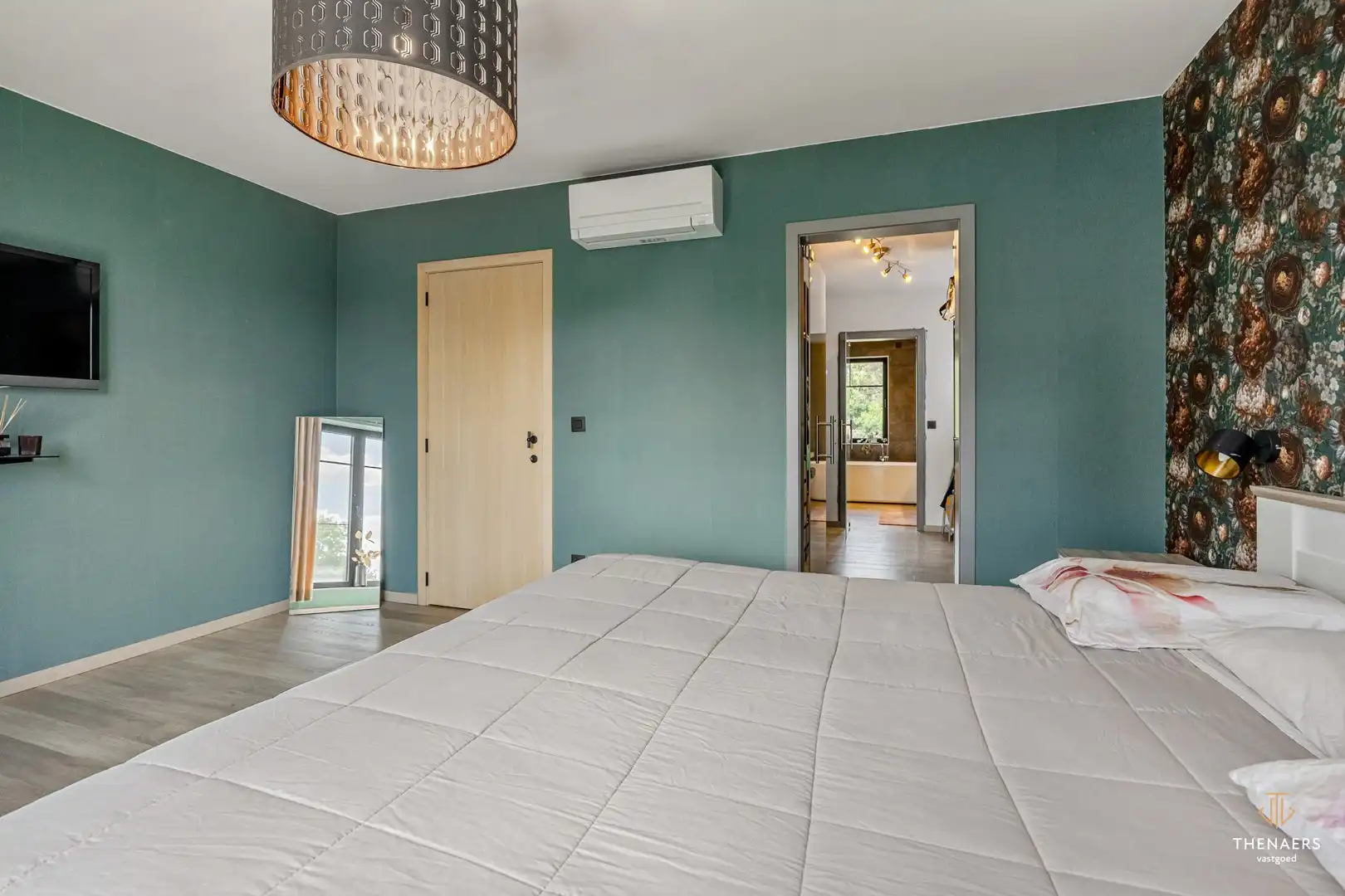 Exclusieve en bijzonder energiezuinige woning met 332 m² woonoppervlakte, vier autostaanplaatsen en verwarmd zwembad. foto 35