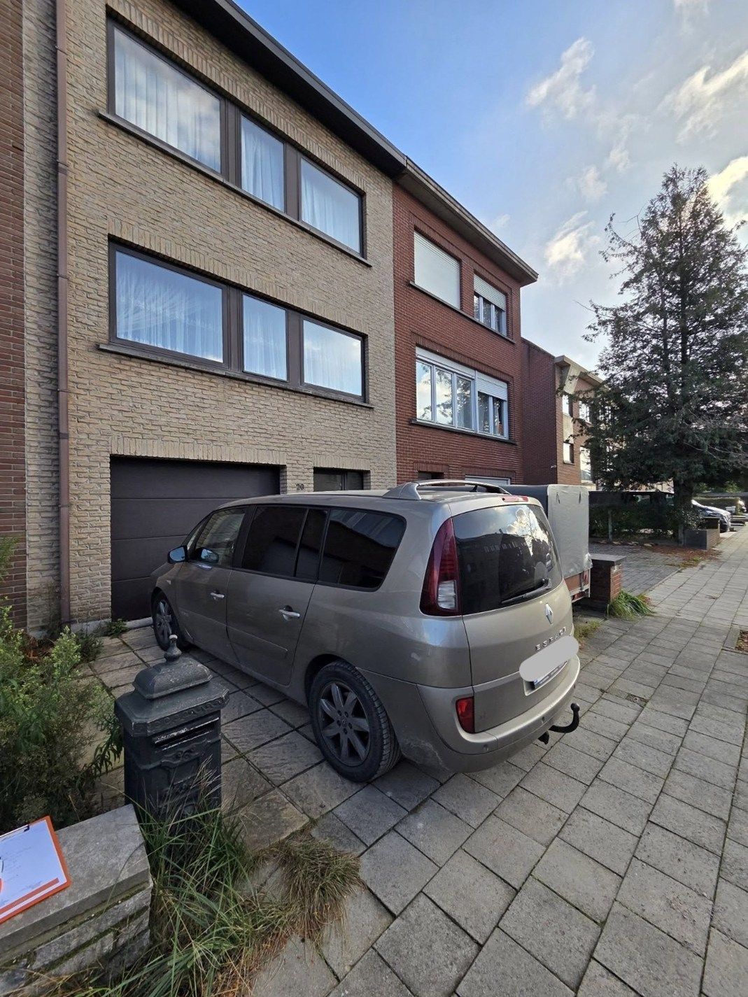 Charmante bel-etagewoning met 3 slaapkamers, ruime garage en zolder foto {{pictureIndex}}