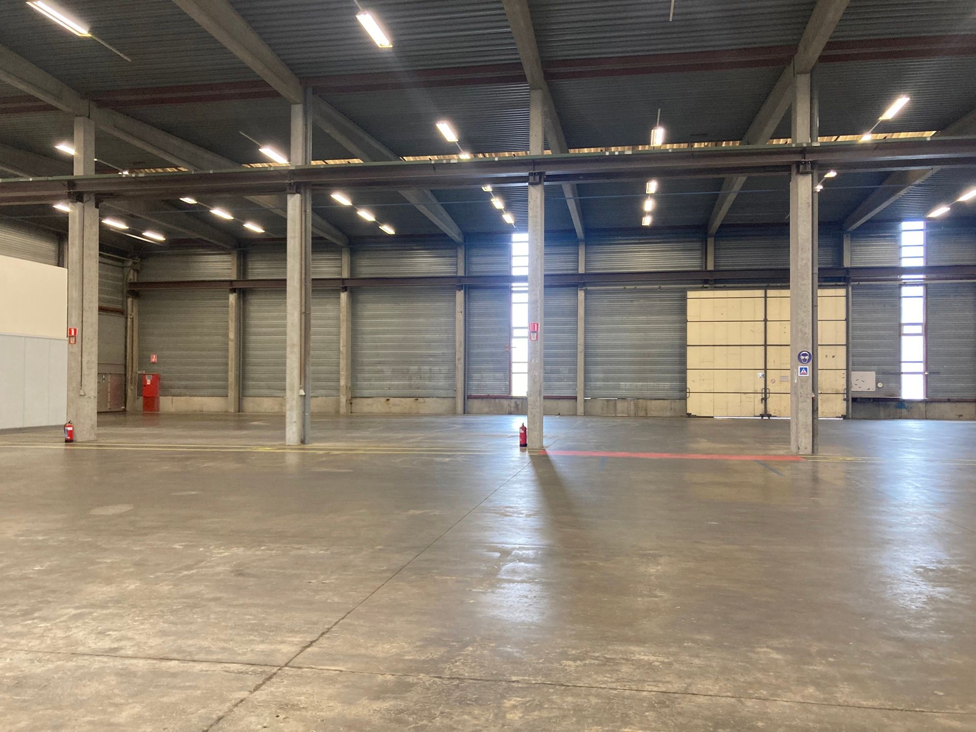 Bedrijfsgebouw met kantoren in Houthalen foto 7
