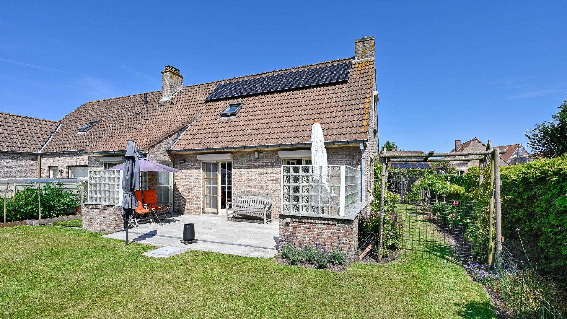 Halfopen villa met garage en zonnige tuin foto {{pictureIndex}}