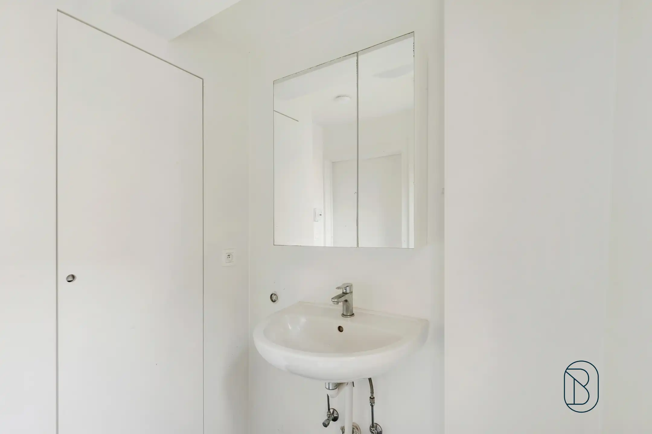 Handelspand + 2 gerenoveerde appartementen hartje Kortrijk foto 21