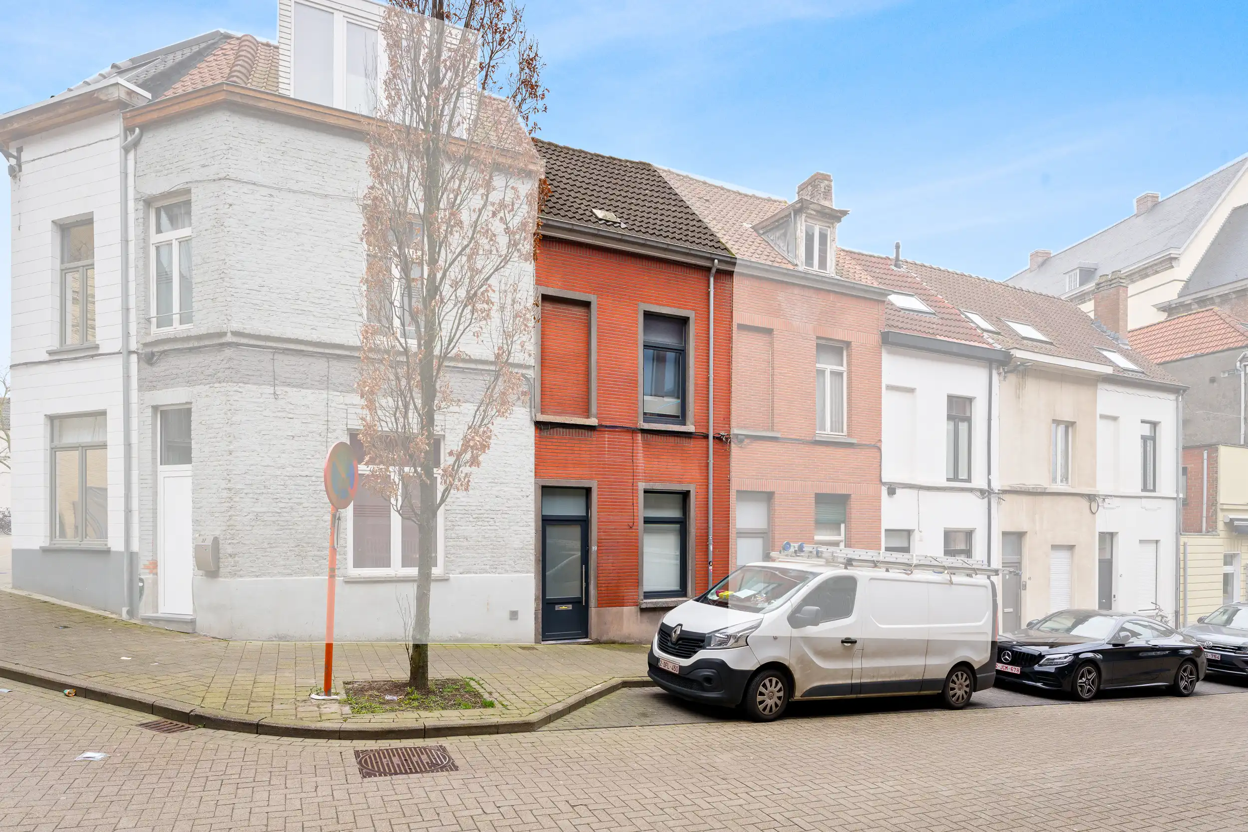 Pand ideaal als starterswoning of voor studerende kinderen foto {{pictureIndex}}