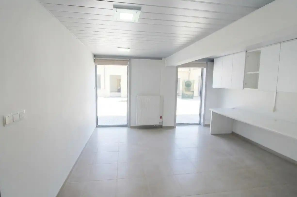 te huur Maldegem – uitstekend gelegen winkel-, kantoor- of praktijkruimte van ca.99m² foto 5